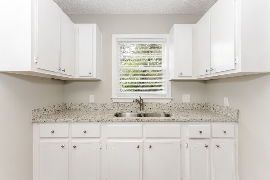 Building Photo - 214 Evergreen St