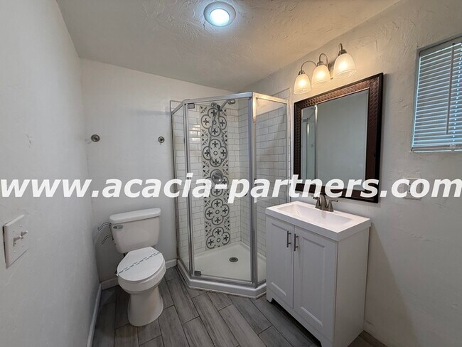 Building Photo - 2 Bedroom home on a large lot