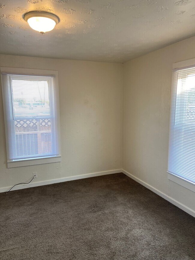 Building Photo - Cute house!