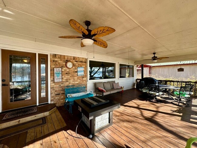 Building Photo - Stunning, fully furnished 3-bedroom, 2-bath lakefront home on Lake Palestine!