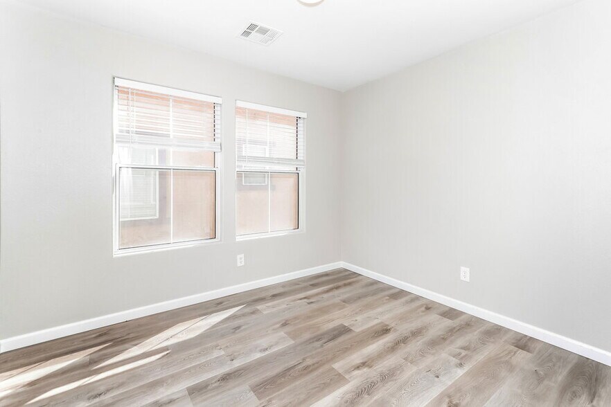 Building Photo - 151 Desert Pond Ave