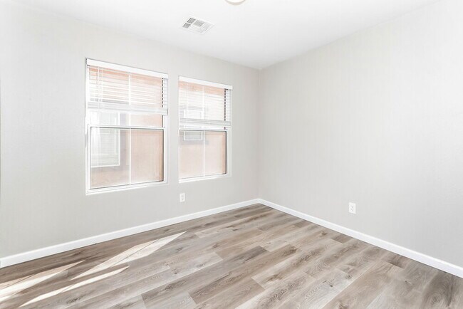 Building Photo - 151 Desert Pond Ave