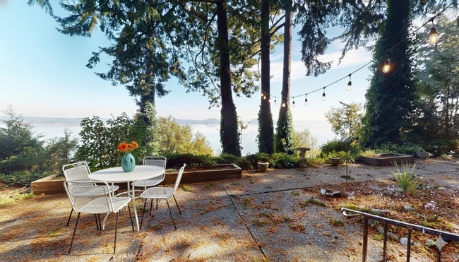 Building Photo - ***PENDING APPLICATION***Fantastic 3 Bedroom Home with Gorgeous Ocean View