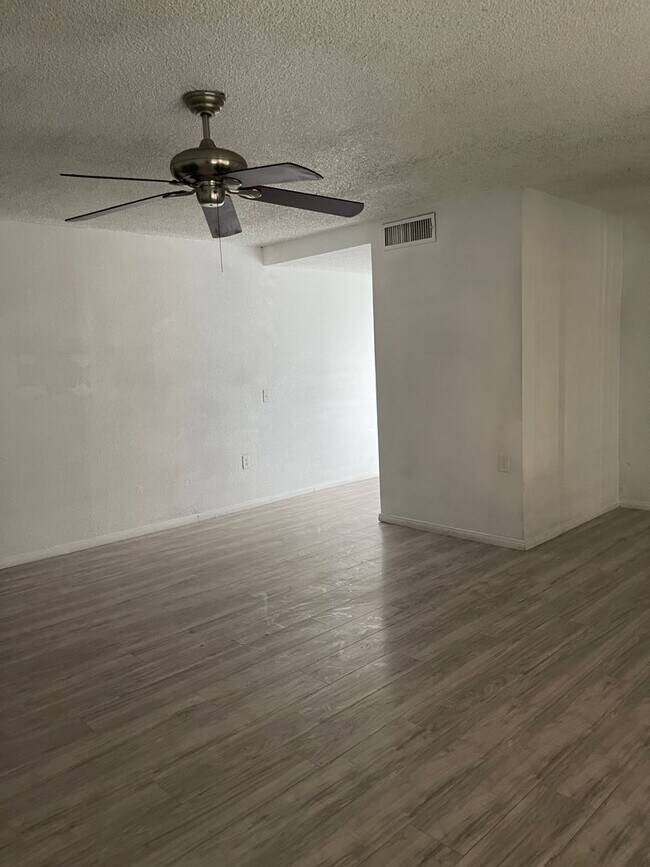 Building Photo - House For Rent