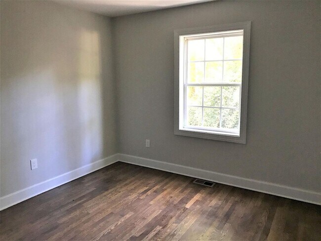 Building Photo - Room for Rent in 3 Bedroom Home at Webster St