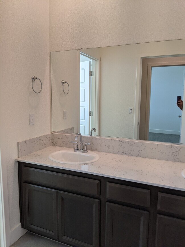 Building Photo - Prime location in Merced!
