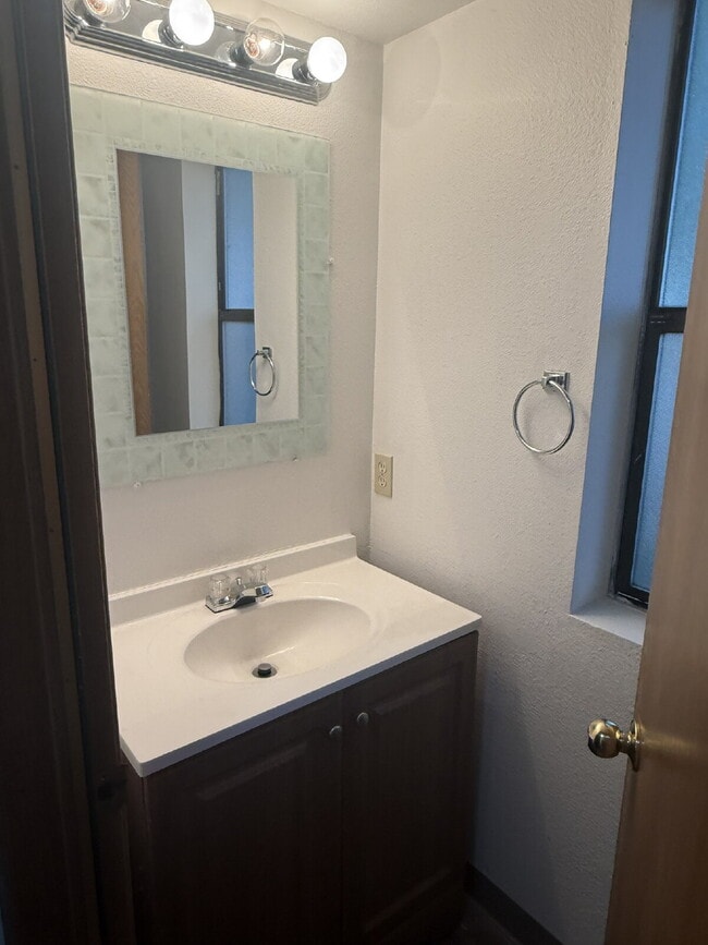 Building Photo - 2 Bedroom, 3 Bathroom Townhome Available for Immediate Move In