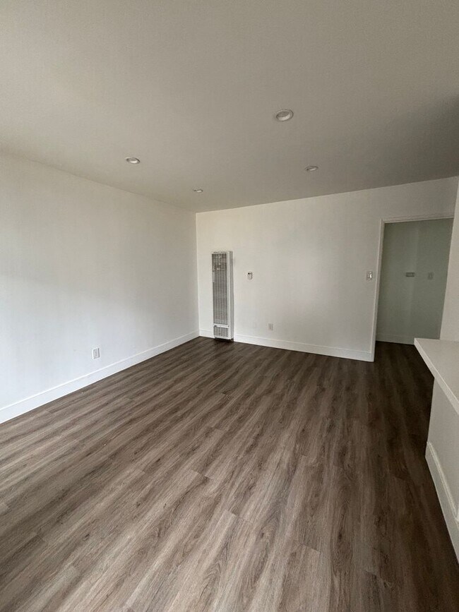 Building Photo - Upgraded 1 Bedroom In Torrance with Parkin...