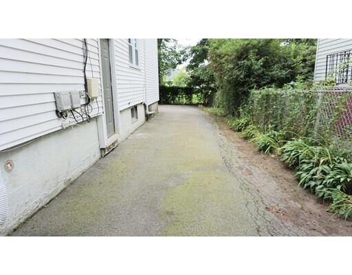 Building Photo - 123 Thorndike St