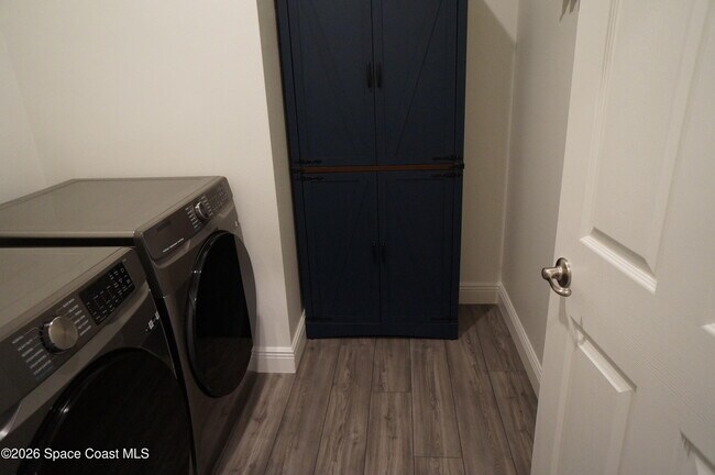 Building Photo - 153 Oakcrest Ave NE