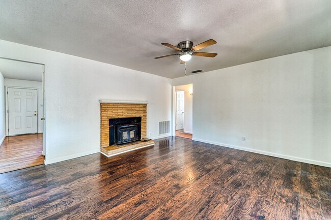 Building Photo - Bright & Comfortable 3BD Home with Great Features