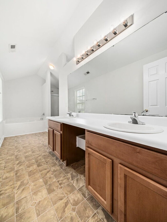 Building Photo - Spacious and Move-In Ready Home! - Fenced Yard!