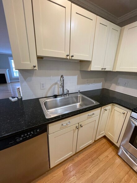 Building Photo - 10 Crowninshield St