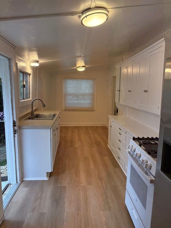 Building Photo - Studio Located Downtown Ventura, Close to ...