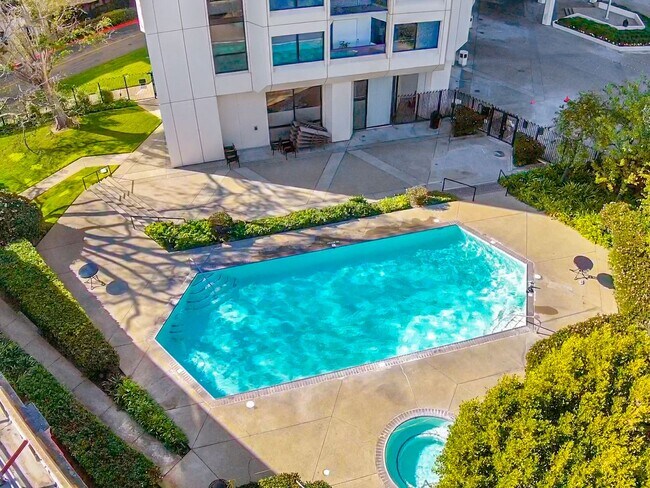 Building Photo - GORGEOUS Views from the 29th Floor 2bd 2ba...