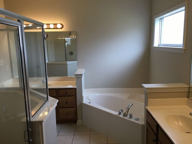 Building Photo - Beautiful 4br Lakeland home with a HUGE bonus room! Over 3300 sq ft! Pets are owner's approval, f...