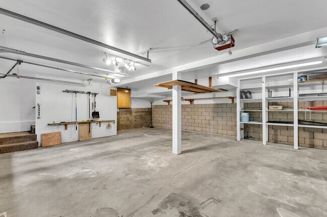 Building Photo - Mountain Lodge Home 1 Mile Away from the C...