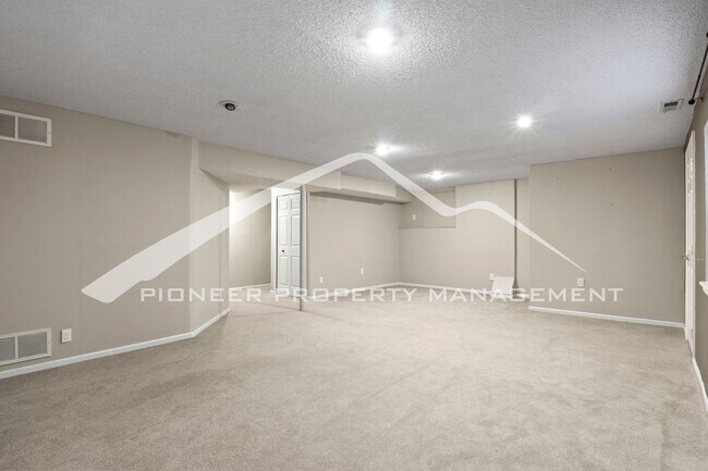 Building Photo - Beautiful 3bd/2.5 bath home with a peaceful backyard, AC, and 2.5 car garage near Ute Valley Park