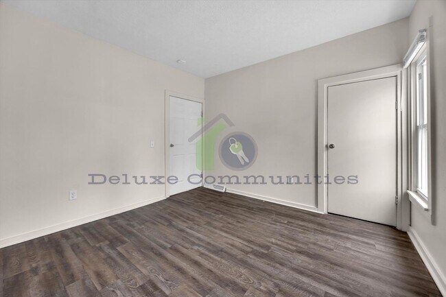 Building Photo - Spacious 4 Bedroom- Whole Home!