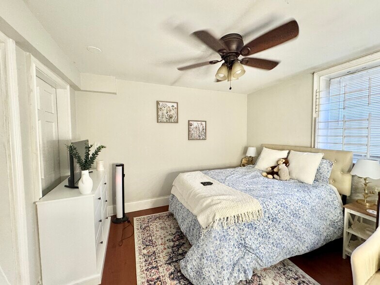 Building Photo - 717 Parker St