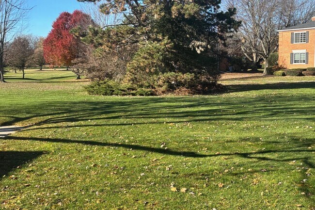 Building Photo - 689 E Fox Hills Dr