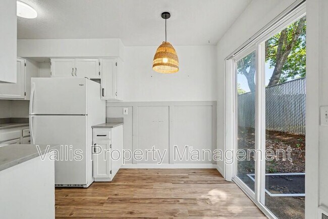Building Photo - 5260 Springcrest Dr S