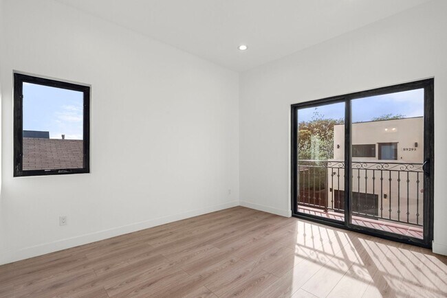 Building Photo - Stunning brand new construction, modern luxury living!