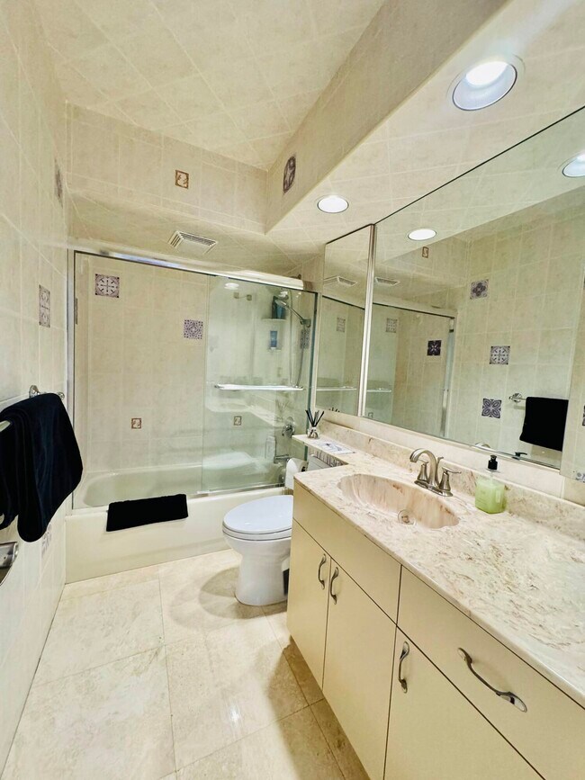 Building Photo - 1728 NE 40th St