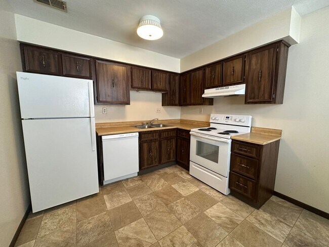 Building Photo - 2 Bedroom/1 Bath Apartment For Rent