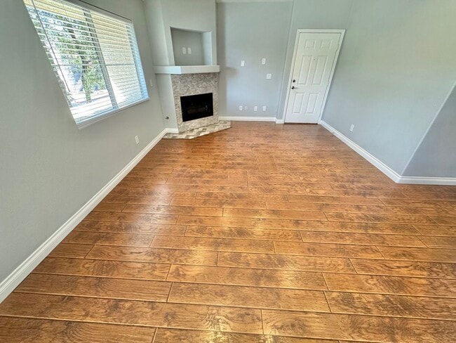 Building Photo - Spacious 2 bedroom condo with detached garage!!