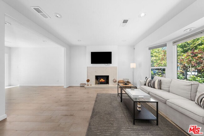 Building Photo - 2559 Colby Ave