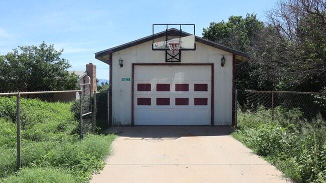 Building Photo - 10121 S Axe Head Dr