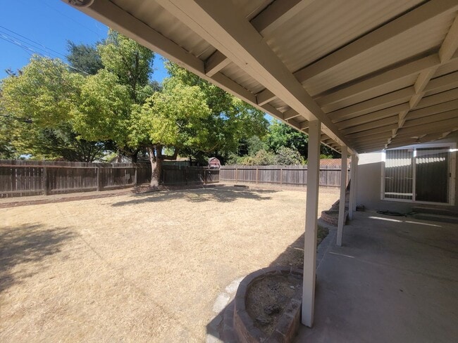 Building Photo - Three bedroom 1 bath with central heat and air