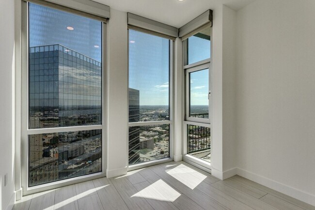 Building Photo - 500 Throckmorton St