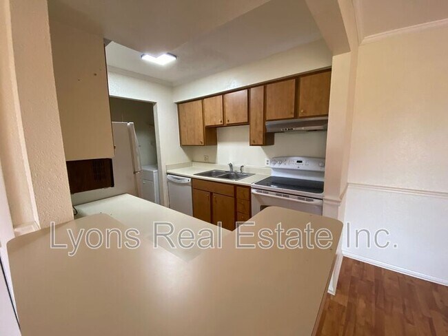 Building Photo - 2855 Winkler Ave