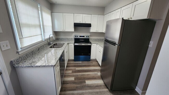 Building Photo - 2BR/2.5BA Townhouse
