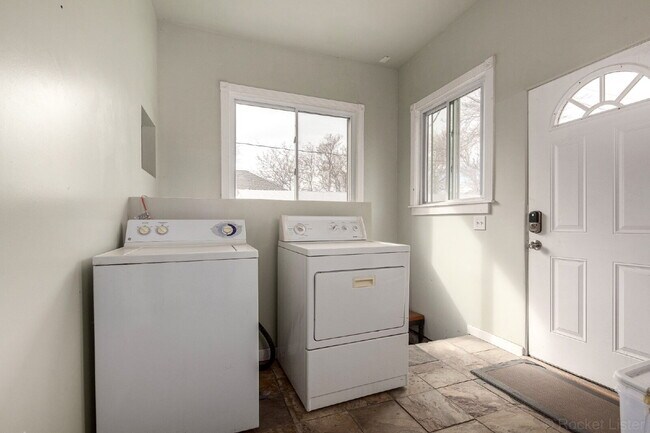 Building Photo - Lovely Victorian duplex for rent 2 bed / 1 bath