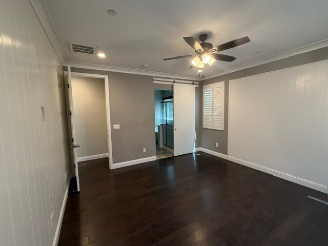 Building Photo - Gorgeous 3 Bedroom 3 Bathroom Plus Loft Area Home