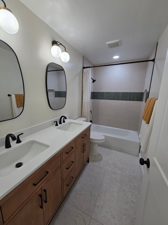 Building Photo - 945 Brookview Ln