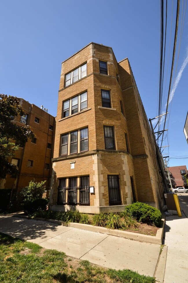Building Photo - 706 W Wellington Ave