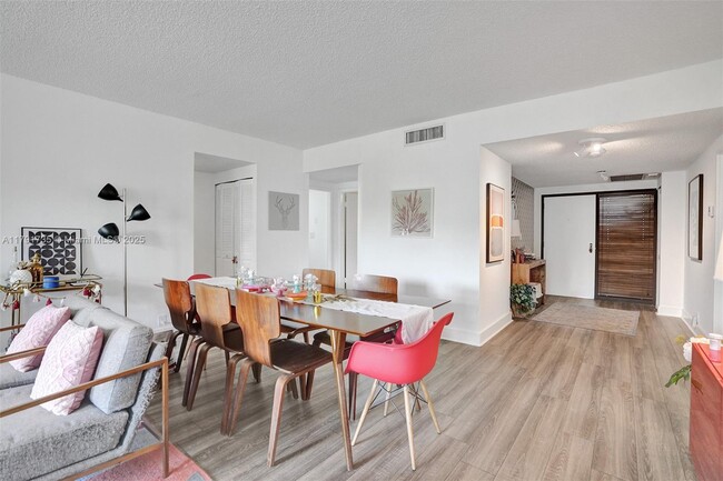 Building Photo - 161 Crandon Blvd