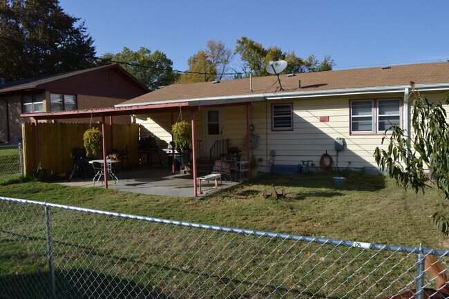 Building Photo - Nice 3-4 Br, 2 Bath Ranch style home, fenced in yard, garage, patio, full basement
