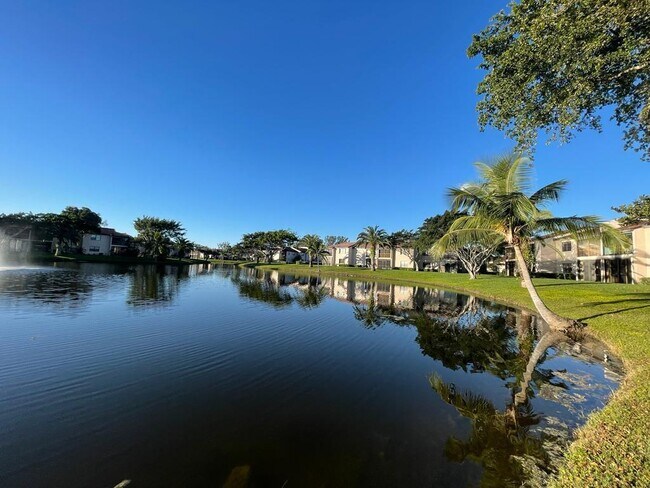 Building Photo - 9299 Vista Del Lago