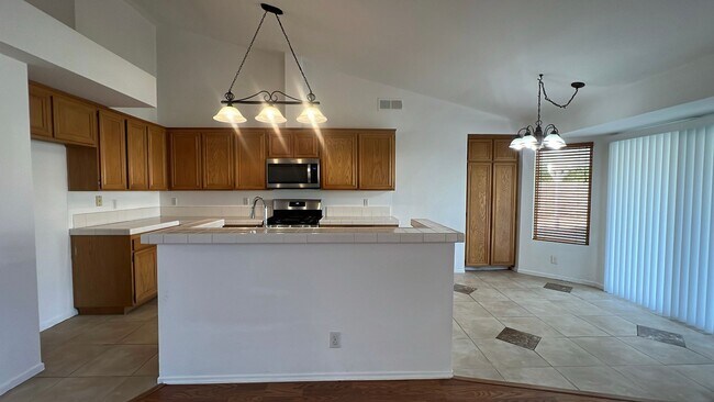 Building Photo - East Lancaster Home