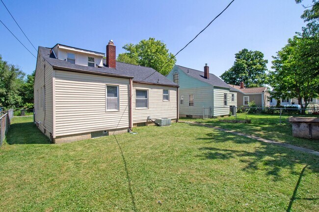 Building Photo - 1059 Lawrence Dr