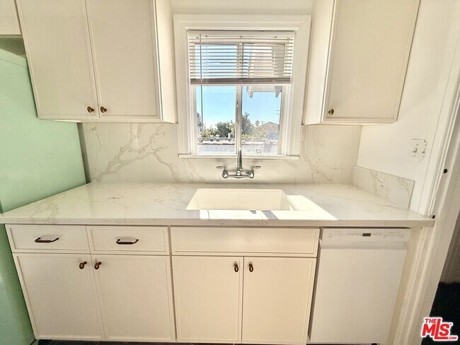 Building Photo - 3883 S Gramercy Pl