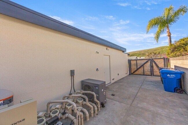 Building Photo - 1558 Wakefield Ave