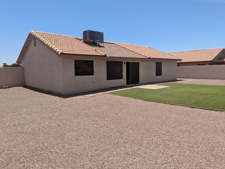 Building Photo - 5460 E Emerald Ave