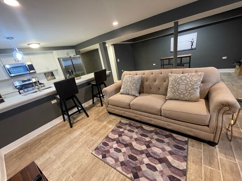 Furnished $2331 Per Month - 4836 S Michigan Ave