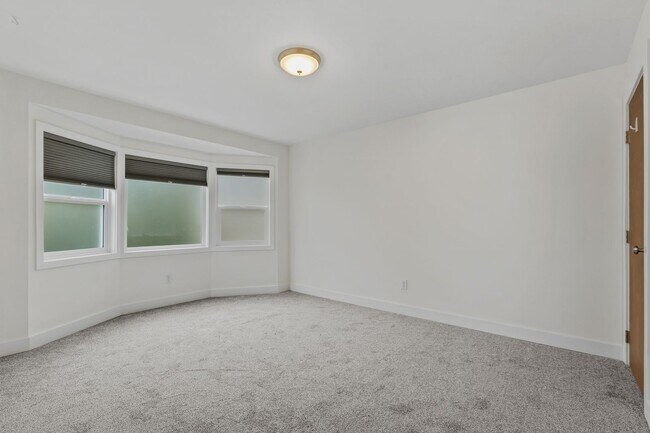 Building Photo - 5306 Beach Dr SW